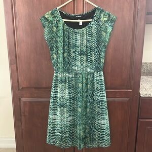 Elegant Green Patterned Dress Size 6